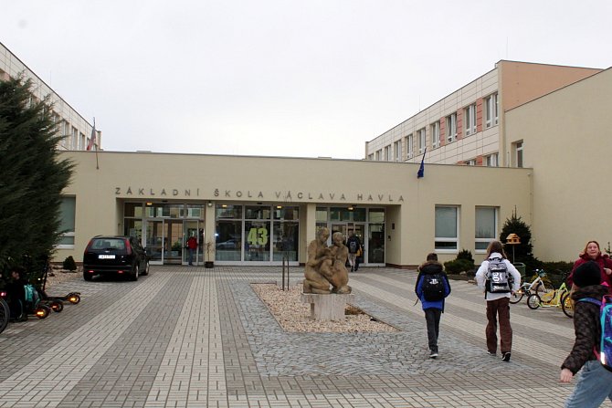 V úterý 14. března ráno před vyučováním jsme sledovali situaci před Základní školou Václava Havla.
