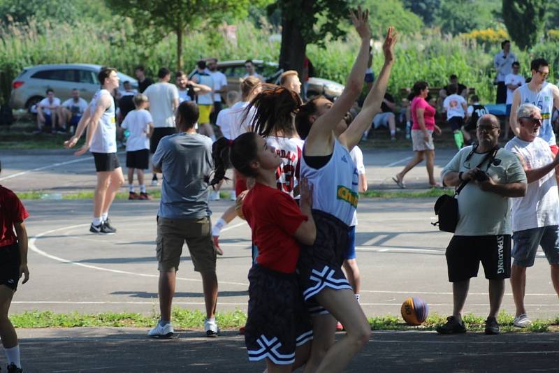 Ze streetbalového turnaje na nymburské Remanenci