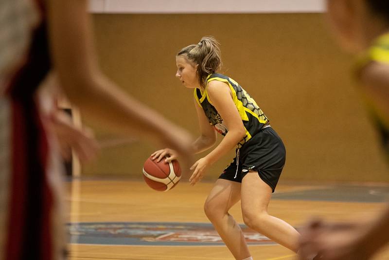 Z basketbalového utkání žákovské ligy starších žákyň U15 Slaný - Sadská 51:59