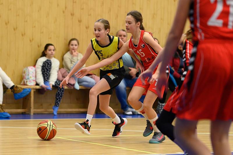 Z basketbalového utkání Středočeského přeboru starších minižákyň U13 Sadská - Mladá Boleslav (119:12)