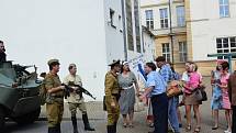 Ukázka střetu okupantů s demonstranty u základní školy.