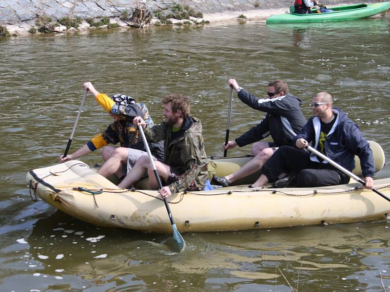 Třetí odemykání Cidliny pod žehuňskou hrází bylo veselé a slunečné. 