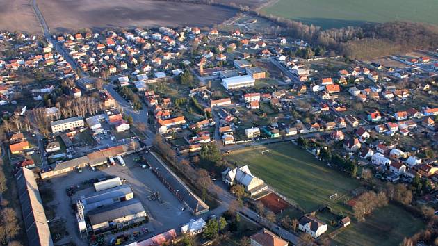 Kostomlaty nad Labem, největší obec na okrese