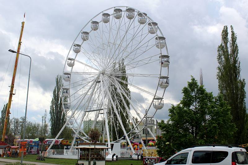 Lunapark nabízí atrakce za nádražím v Poděbradech.