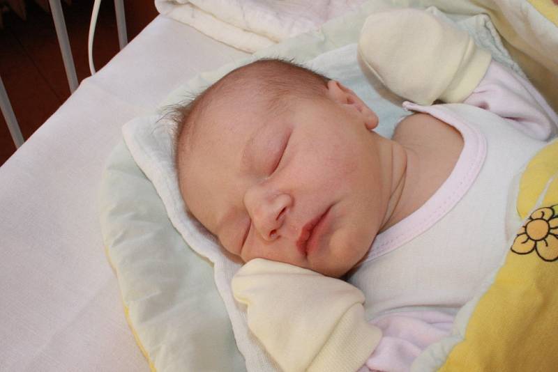 ANETKA BYLA PŘEKVAPENÍ. Aneta Kosová se narodila 5. prosince 2013 v 8.55 hodin mamince Petře  a tátovi Václavovi z Milovic. Vážila 3 090 g a měřila 46 cm. Je  prvním miminkem rodičů a podle maminky se do poslední chvilky nenechala prozradit.