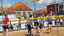 Na nymburské náměstí Přemyslovců se po řadě let vrátila sportovní atrakce v podobě beach volejbalu.