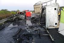 Tragická nehoda s následným požárem uzavřela hradeckou dálnici