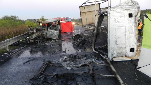 Tragická nehoda s následným požárem uzavřela hradeckou dálnici