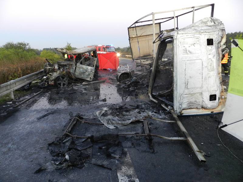 Tragická nehoda s následným požárem uzavřela hradeckou dálnici