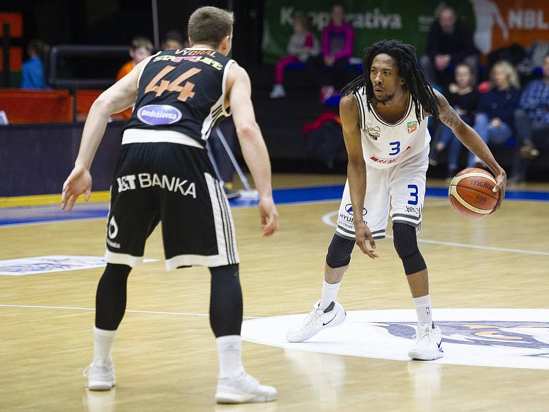 Basketbalové utkání Kooperativa NBL mezi celky USK Praha a ČEZ Basketball Nymburk 2.února v Praze. Raheem Appleby vs. Tomáš Vyoral.