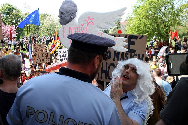 Protesty v Nymburce při jednání sjezdu komunistů a maškarní průvod.