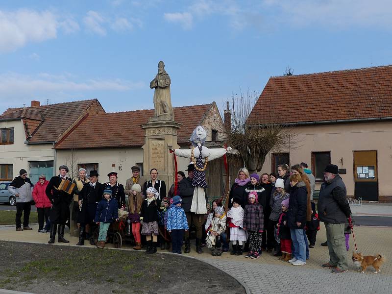 V Městysi Křinec přivítala jaro stovka občanů průvodem, který vynesl z obce zlou Smrtku Morenu – zimu.