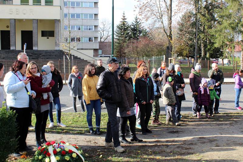 Slavnostní shromáždění s položením věnce se konalo v sobotu symbolicky od 11. 11 hodin v Parku hrdinů v Nymburce.