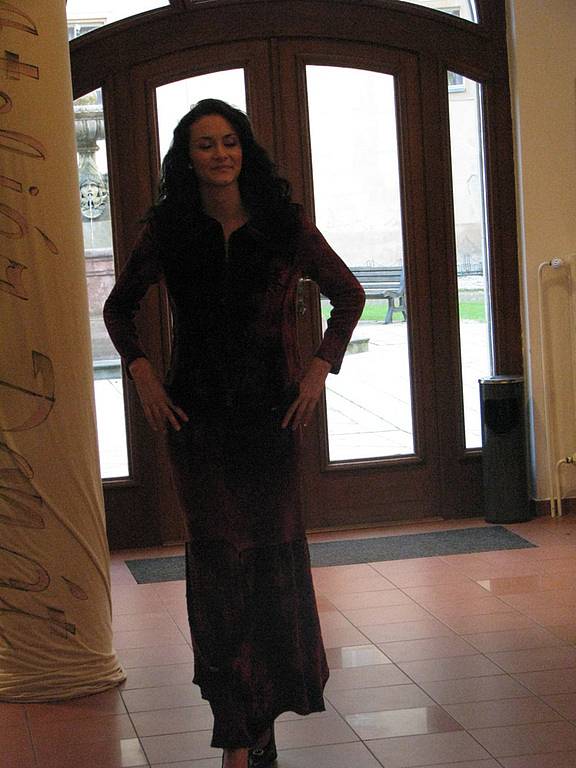 Módní návrhářka Ilona Donátová pořádala módní přehlídku ve foyeru divadla Na Kovárně.