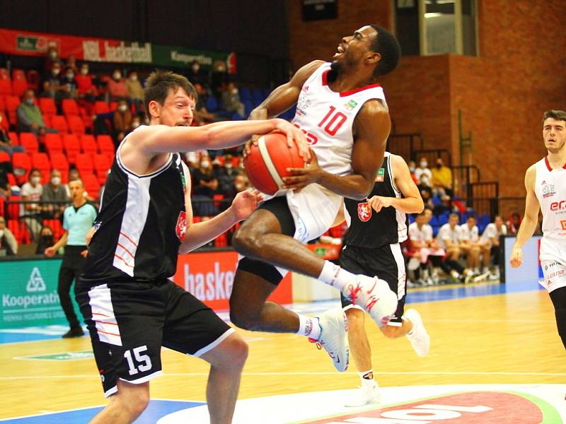 Z basketbalového utkání Kooperativa NBL Nymburk - Hradec Králové (90:71)