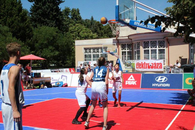 Mezinárodní turnaj v basketu tři na tři se hrál na poděbradské kolonádě.