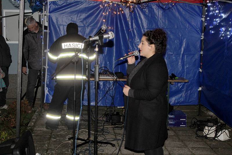 Z loňské akce hasičské peklo před hasičárnou v Městci Králové.