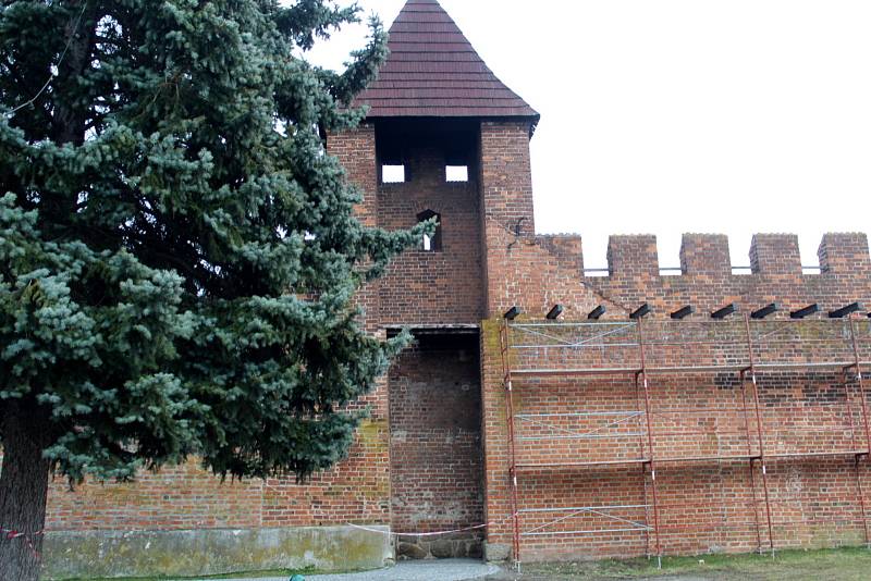 V obou věžích budou vybudována točitá dřevěná schodiště propojená speciální lávkou.