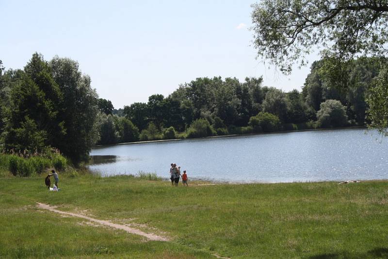 Oblíbené jezero v Ostré pozvolna pustne