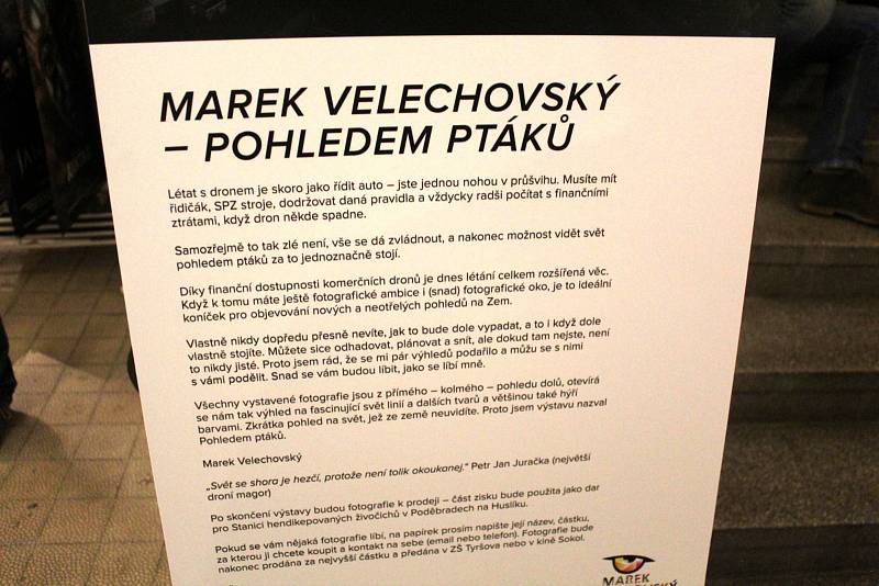 Z vernisáže výstavy fotografií Marka Velechovského 'Pohledem ptáků' ve foyeru kina Sokol v Nymburce.