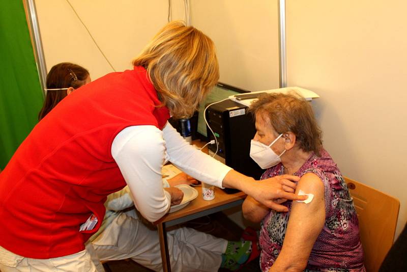 Očkovací centrum v Nymburce bude i nadále fungovat každý všední den v týdnu.