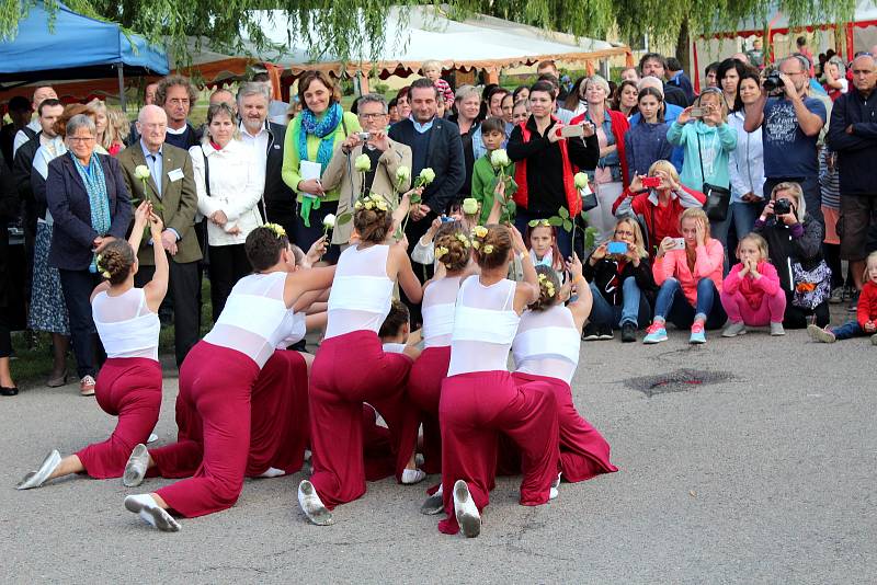 Kostelní Lhota získala dokonce evropské ocenění už před pěti lety. Tehdy se stala Květinovým sídlem Evropy pro rok 2017. Takto se slavilo tehdejší vítězství.