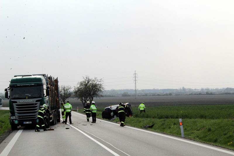 Nehoda u Senic, osobní vůz skončil zdemolovaný v pravém příkopu.