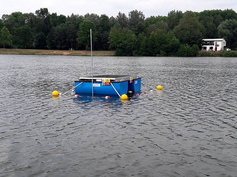 Přístroj, který se objevil na hladině jezera v Sadské.