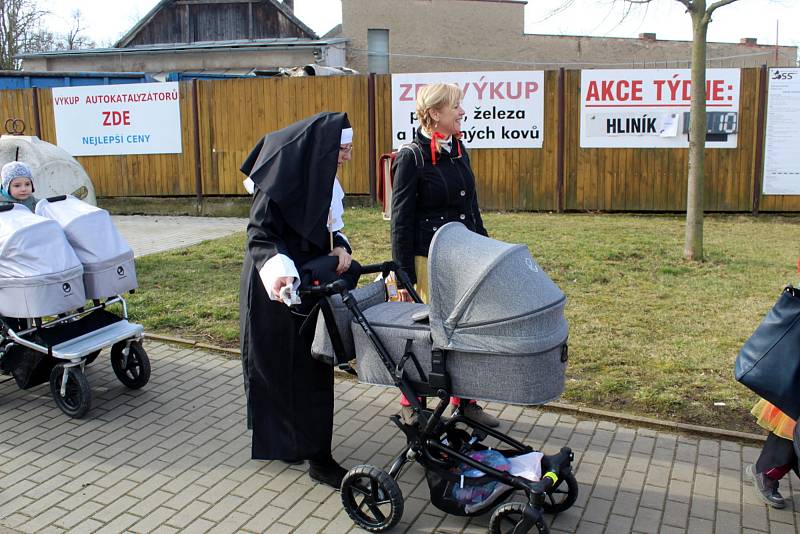 Z tradičního masopustu ve Strakách.