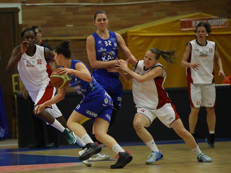 Z basketbalového utkání žen série o třetí místo nejvyšší soutěže Nymburk - Trutnov (73:66)