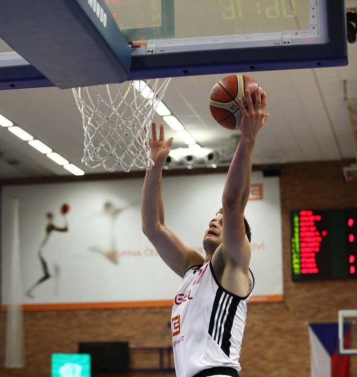 Z třetího finálového utkání basketbalové NBL Nymburk - Děčín (89:60)