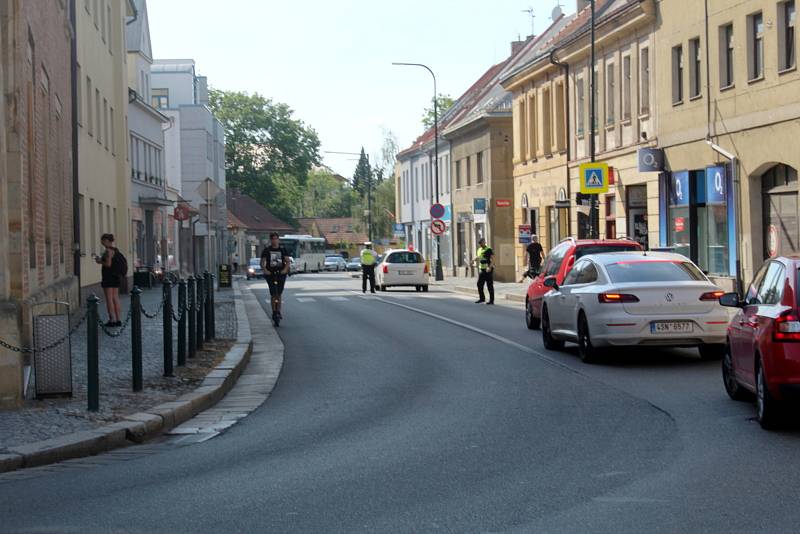 Ke srážce osobního vozu a ženy došlo v úterý po čtvrté odpoledne v centru Nymburka na Boleslavské třídě. Pro sraženou ženu přiletěl vrtulník.