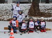TRÉNOVALI NA RÉMĚ. Mladí hokejisté z mezinárodního hokejového kempu si vyzkoušeli přírodní led. Ten vyměnili za ledovou plochu na zimním stadionu v Nymburce
