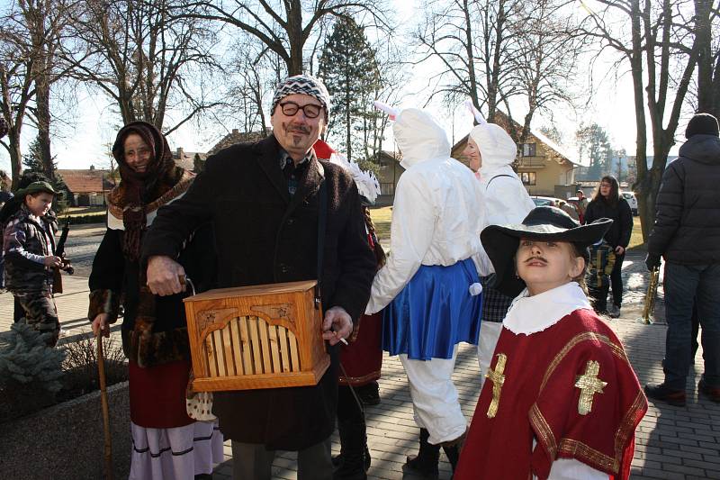 Tradiční oslava masopustu ve Strakách.