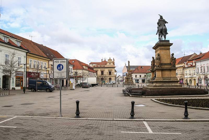 Pár seniorů a maminek na mateřské s kočárky, někdejší lázeňský ruch je ten tam. Tak vypadalo centrum Poděbrad dopoledne v úterý 16. března, když jsme ho navštívili s redakčním objektivem.