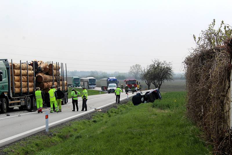 Nehoda u Senic, osobní vůz skončil zdemolovaný v pravém příkopu.