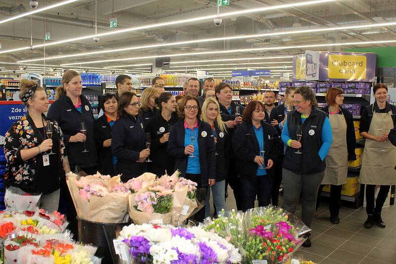 Otevření hypermarketu Tesco v Obchodní ulici v Lysé nad Labem, které se odehrálo ve čtvrtek v osm hodin ráno.