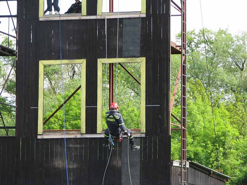 Nymburští hasiči otevřeli své brány veřejnosti. Předvedli například těžkou techniku včetně jeřábů nebo techniku slaňování.