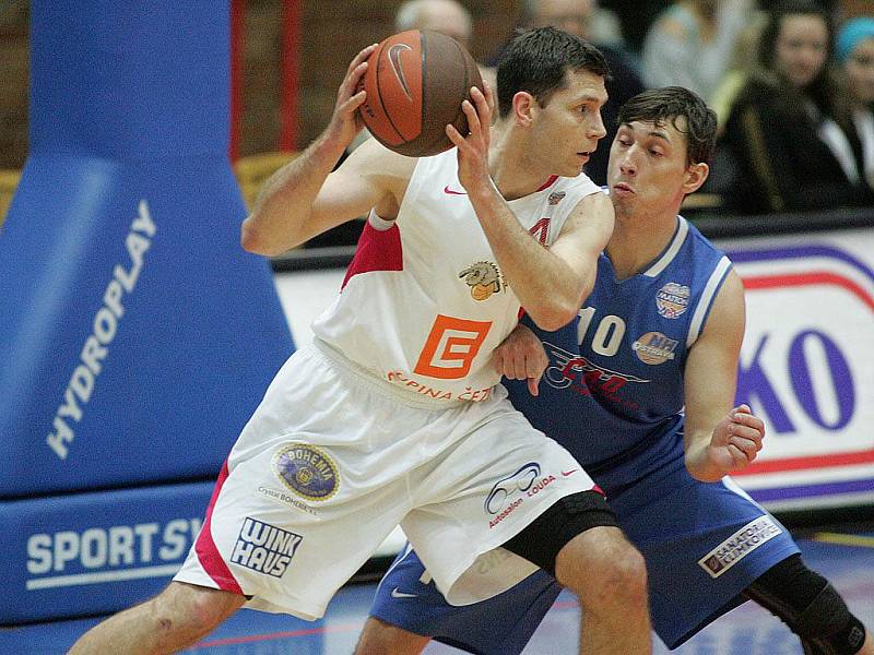 Z basketbalového utkání nejvyšší soutěže mužů Nymburk - Ostrava (93:80)