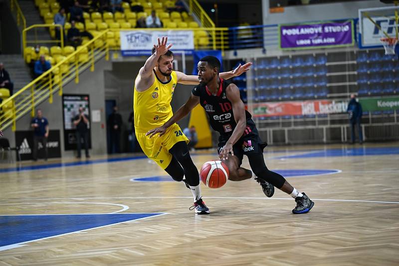 Z basketbalového utkání Kooperativa NBL Opava - Nymburk (100:98)