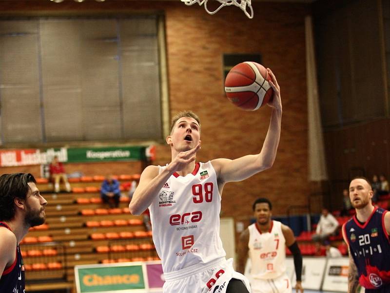 Z basketbalového utkání Kooperativa NBL Nymburk - Brno (79:83)