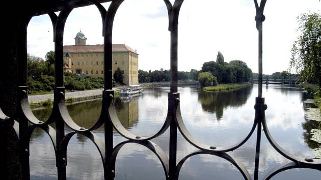 Pohled od zdymadla na levou část ostrova, kde je nyní zázemí Povodí Labe včetně kotviště lodí (snímek nahoře).