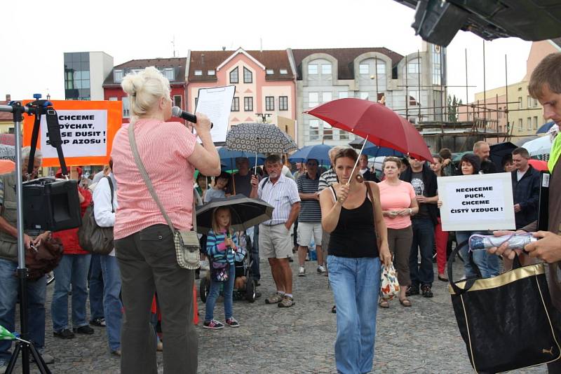 Demonstrace proti zinkovně AZOS na Zálabí.