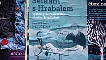 Výtvarné sdružení Jana Dědiny v Nymburce připravilo v prostorách městské knihovny výstavu obrázků a kreseb na téma Setkání s Hrabalem.