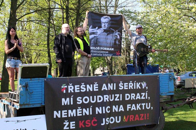 Protesty v Nymburce při jednání sjezdu komunistů a maškarní průvod.