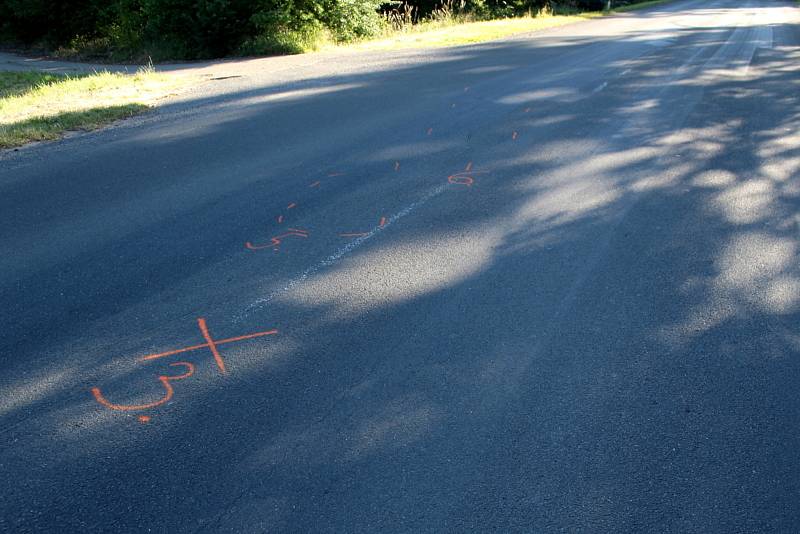 Místo, kde došlo ke střetu. Na silnici jsou ještě patrné stopy i nákresy vyšetřujících policistů.