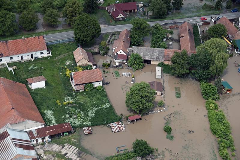 Letecký snímky povodně na Nymbursku v roce 2013: Vestec.