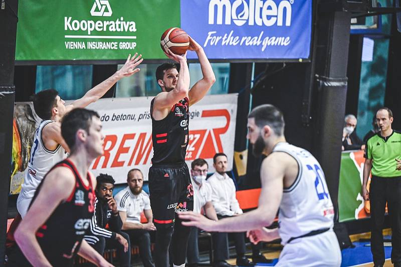 Z basketbalového utkání Kooperativa NBL USK Praha - Nymburk (80:85)