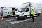 Při vážení nákladních aut a kontrolách jejich řidičů nově používá středočeská dopravní policie automobil, který v září převzala jako dar od kraje.