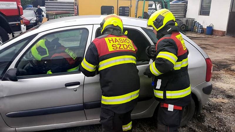 Uvnitř vozidla se v době nehody nacházela zraněná jedna dospělá osoba, řidič, který měl dolní končetiny zaklíněné pod pedály. Dále zůstal v autě také živý pes a střelná zbraň.